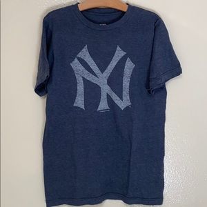 MLB yankees shirt like new
